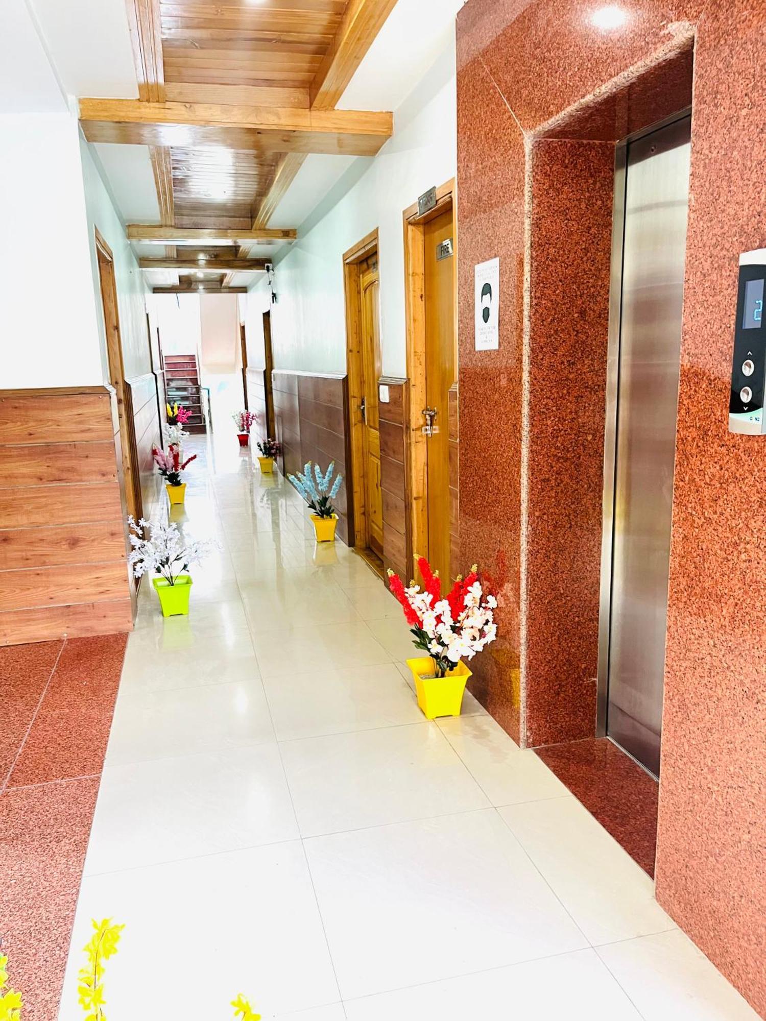 Vista Resort, Manali - ! Near Mall Road !! Hot & Cold Ac Rooms !! Best Selling !! Big Parking !! Luxury Collection !! Open Terrace !! Lift !! Playing Zone !! Property Of The Year ! Екстериор снимка