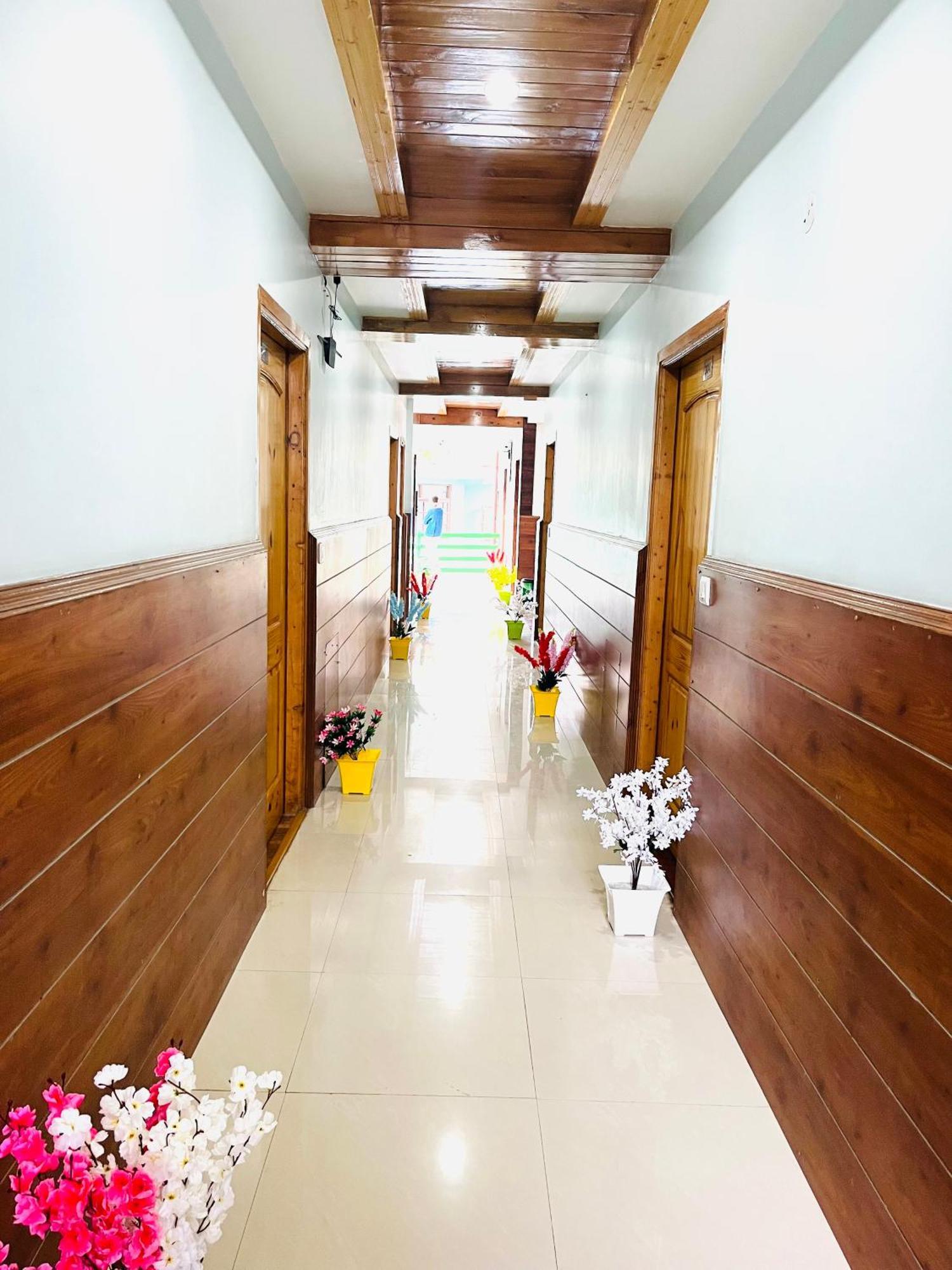 Vista Resort, Manali - ! Near Mall Road !! Hot & Cold Ac Rooms !! Best Selling !! Big Parking !! Luxury Collection !! Open Terrace !! Lift !! Playing Zone !! Property Of The Year ! Екстериор снимка